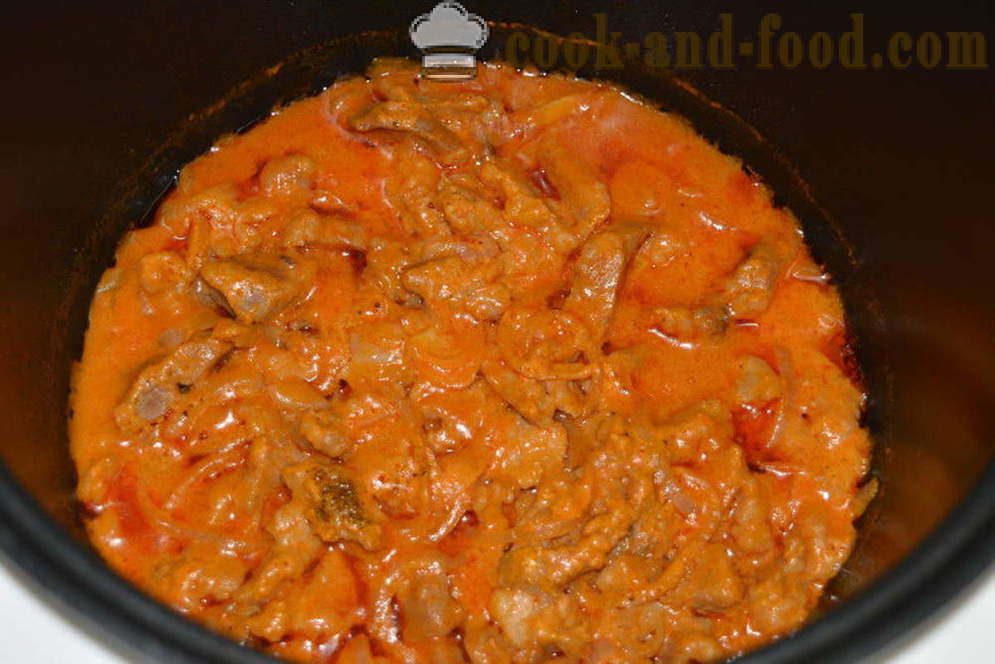 Vepřové Stroganoff se zakysanou smetanou a rajčatovým protlakem - Jak vařit hovězí Stroganoff s omáčkou v multivarka krok za krokem recept fotografiích