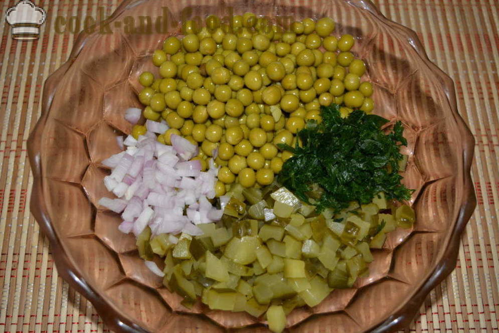 Salát s nakládanou zeleninou a zeleným hráškem ve spěchu - jak vařit lahodný salát z nakládaných okurek a hrachu, krok za krokem recept fotografiích