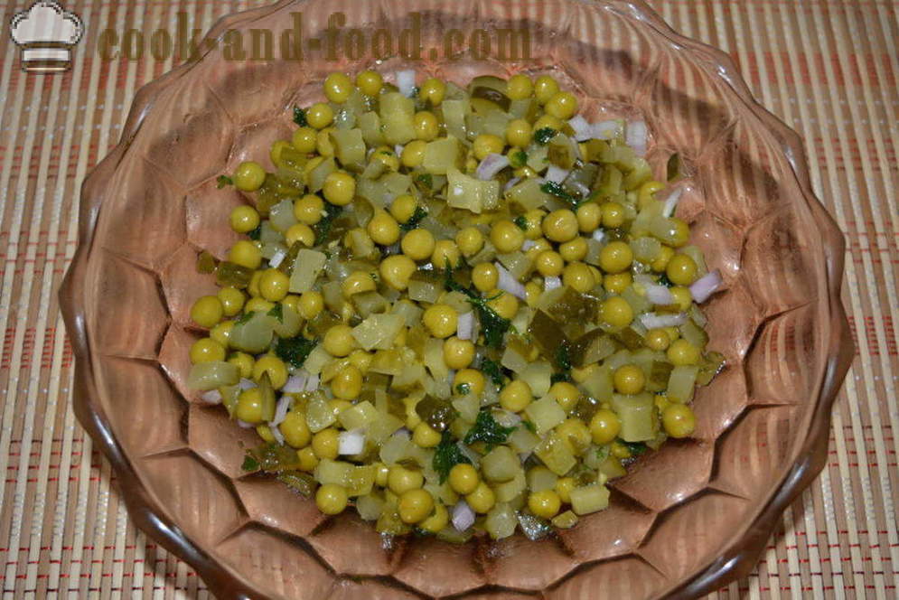 Salát s nakládanou zeleninou a zeleným hráškem ve spěchu - jak vařit lahodný salát z nakládaných okurek a hrachu, krok za krokem recept fotografiích