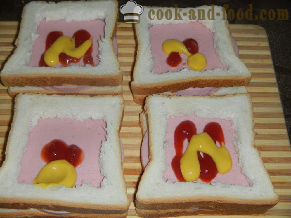 Horké sendviče s vejcem v troubě - jak dělat horkou sendvič s vejcem, klobásou a houbami, krok za krokem recept fotografiích