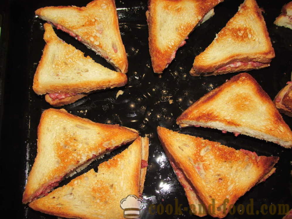 Horké sendviče v troubě s klobásou a sýrem - Jak se dělá teplé sendviče v troubě, s krok za krokem recept fotografiích