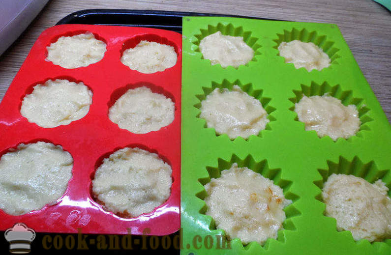 Jednoduché koláče na jogurtem nebo zakysanou smetanou s krupicí - Jak se dělá cupcakes v plechovkách krok za krokem recept fotografiích