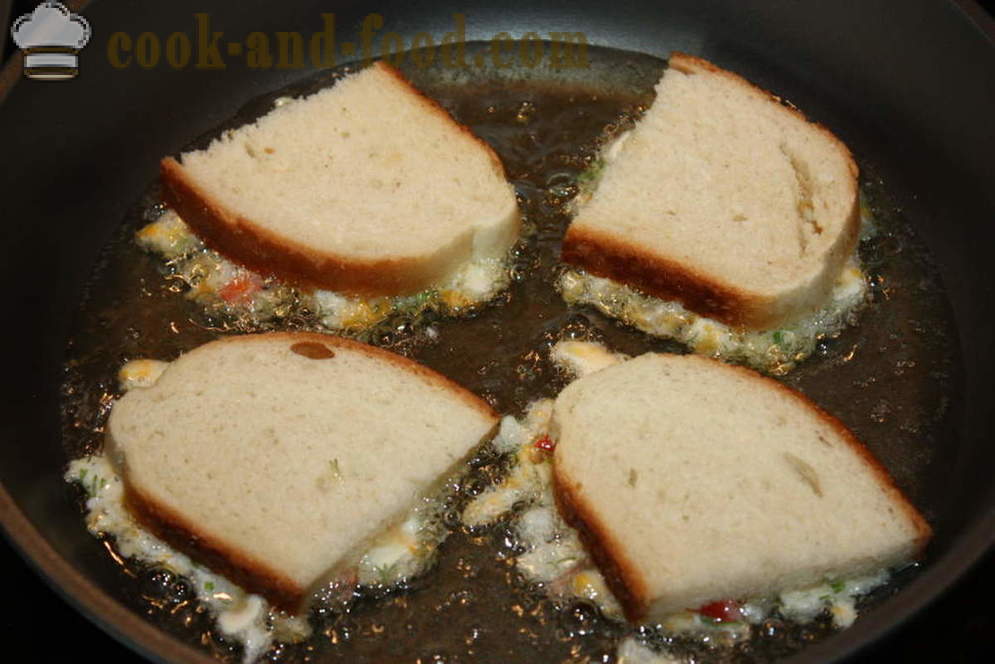 Horké sendviče se sýrem a vajíčky - Jak se dělá teplé sendviče v pánvi, krok za krokem recept fotografiích