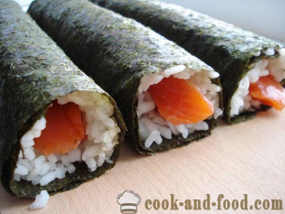 Sushi s rýží a červené ryby - jak vařit sushi doma krok za krokem recept fotografiích