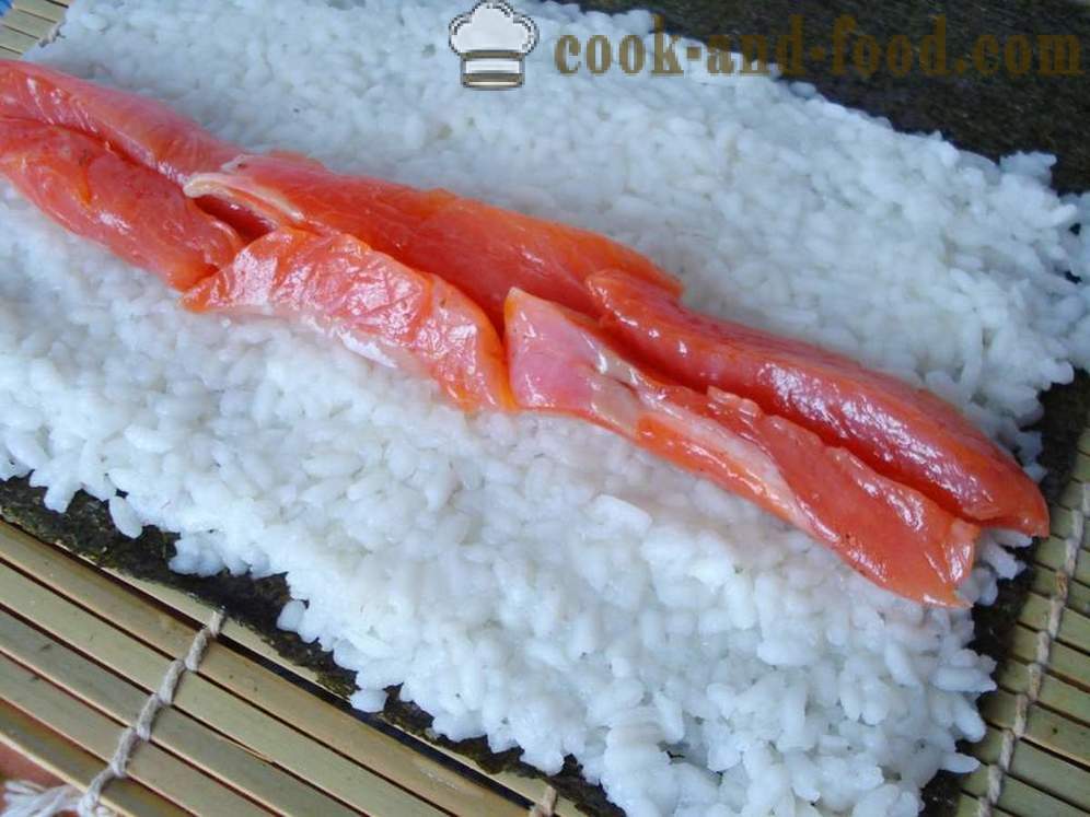 Sushi s rýží a červené ryby - jak vařit sushi doma krok za krokem recept fotografiích