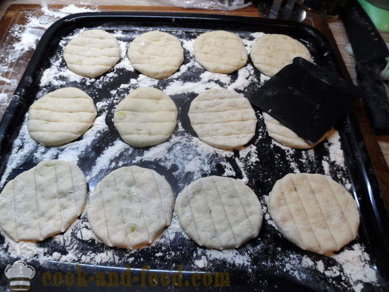 Cibulový chléb v troubě nebo cibule buchty - podobně jak se peče chléb, cibuli, krok za krokem recept fotografiích