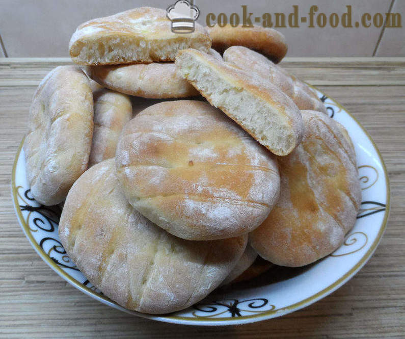 Cibulový chléb v troubě nebo cibule buchty - podobně jak se peče chléb, cibuli, krok za krokem recept fotografiích