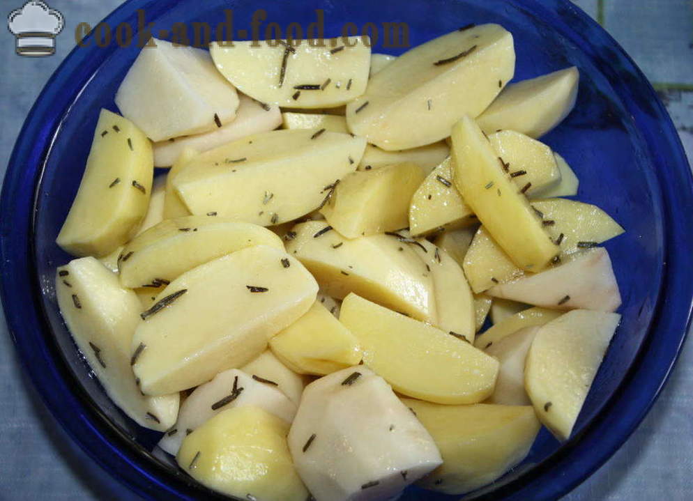 Slanina, pečené v troubě s bramborami - jak upéct chutné hrudí v peci, se krok za krokem recept fotografiích