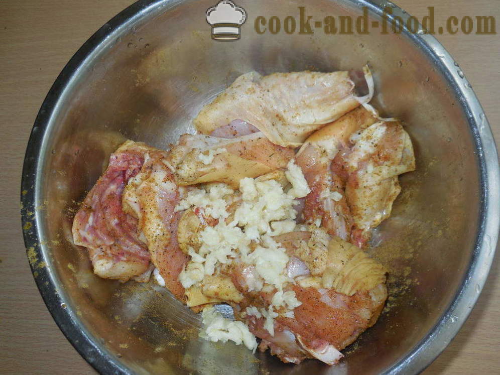 Dušené kuřecí maso v hrnci v troubě ve vlastní šťávě - jak se peče kuře v hrnci se zeleninou, krok za krokem recept fotografiích