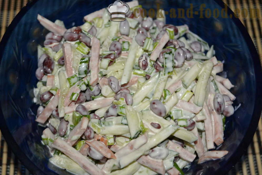 Salát s červenými fazolemi a konzervované klobása - Jak připravit salát s fazolemi a uzenou klobásou, krok za krokem recept fotografiích