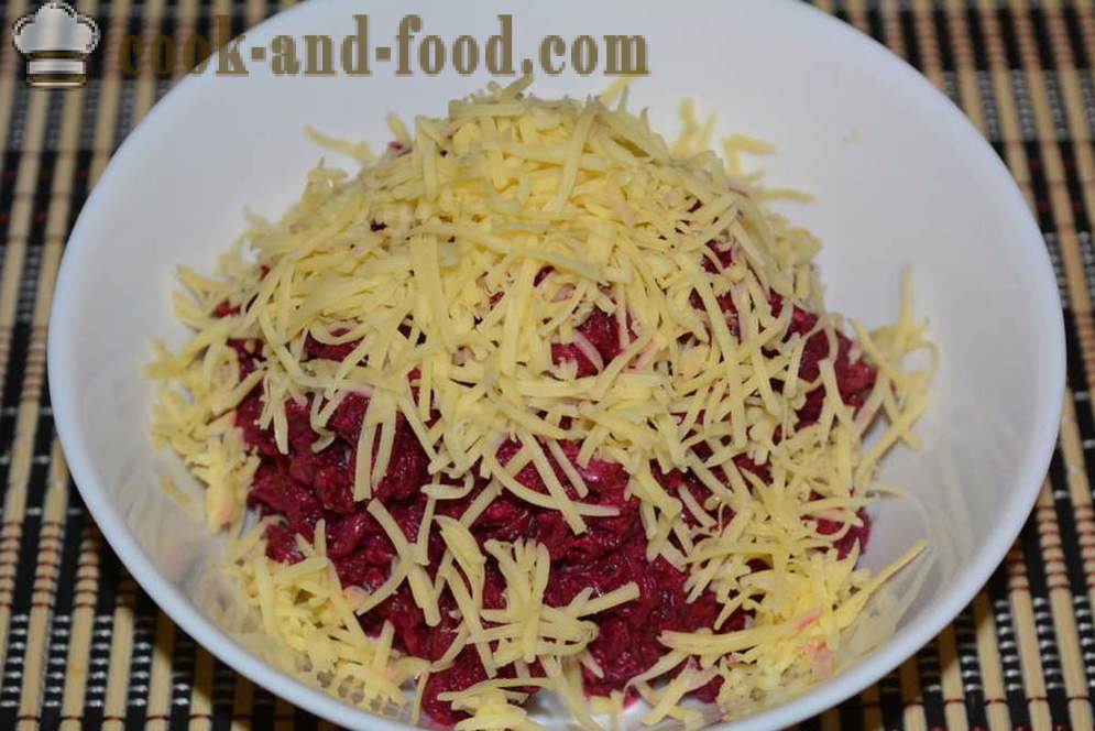 Salát z červené řepy s česnekem a sýrem - jak vařit Salát z červené řepy s česnekem a sýrem recept s fotografií