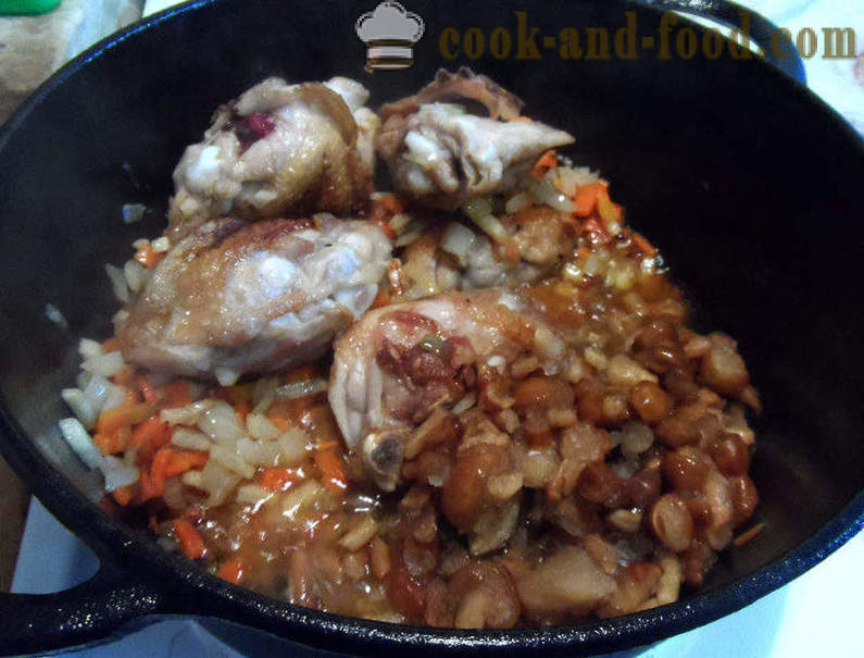 Kuře s houbami na smetaně - jak vařit kuře s houbovou omáčkou, krok za krokem recept fotografiích