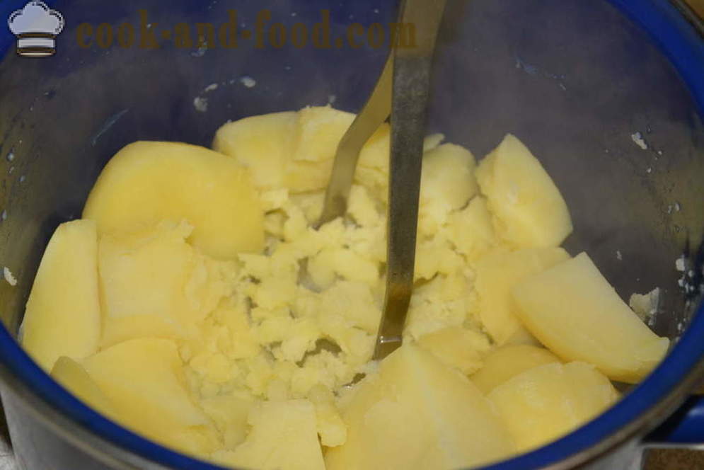 Bramborová polévka s krutony a salámem - Jak se dělá polévka z brambor, krok za krokem recept fotografiích