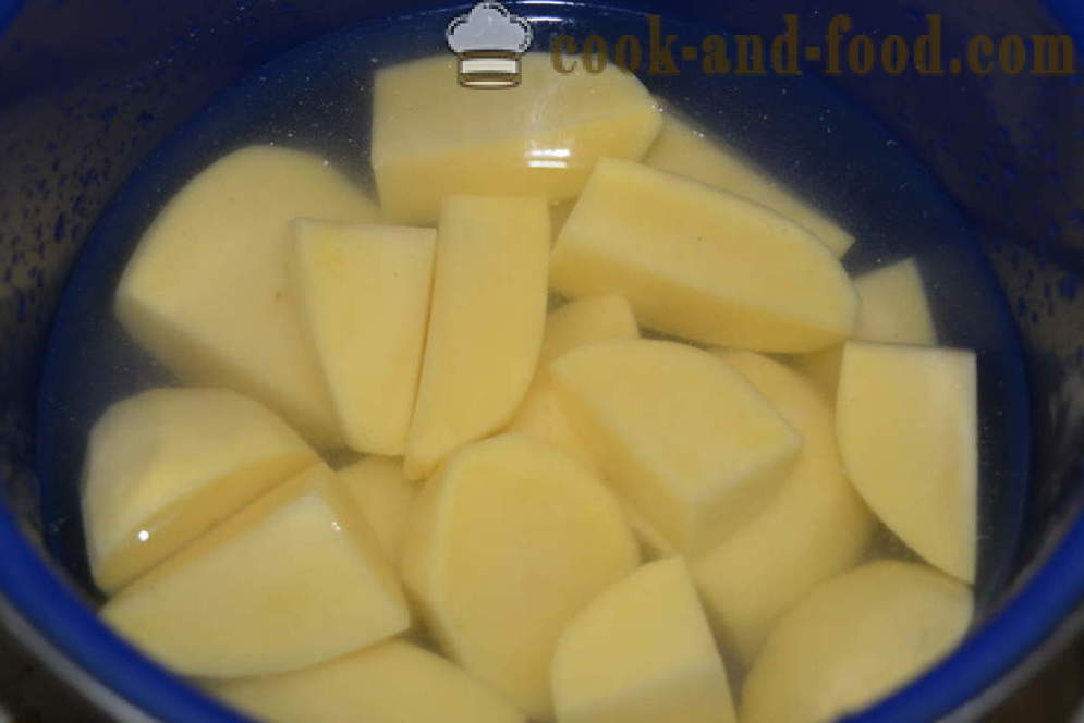 Bramborová polévka s krutony a salámem - Jak se dělá polévka z brambor, krok za krokem recept fotografiích