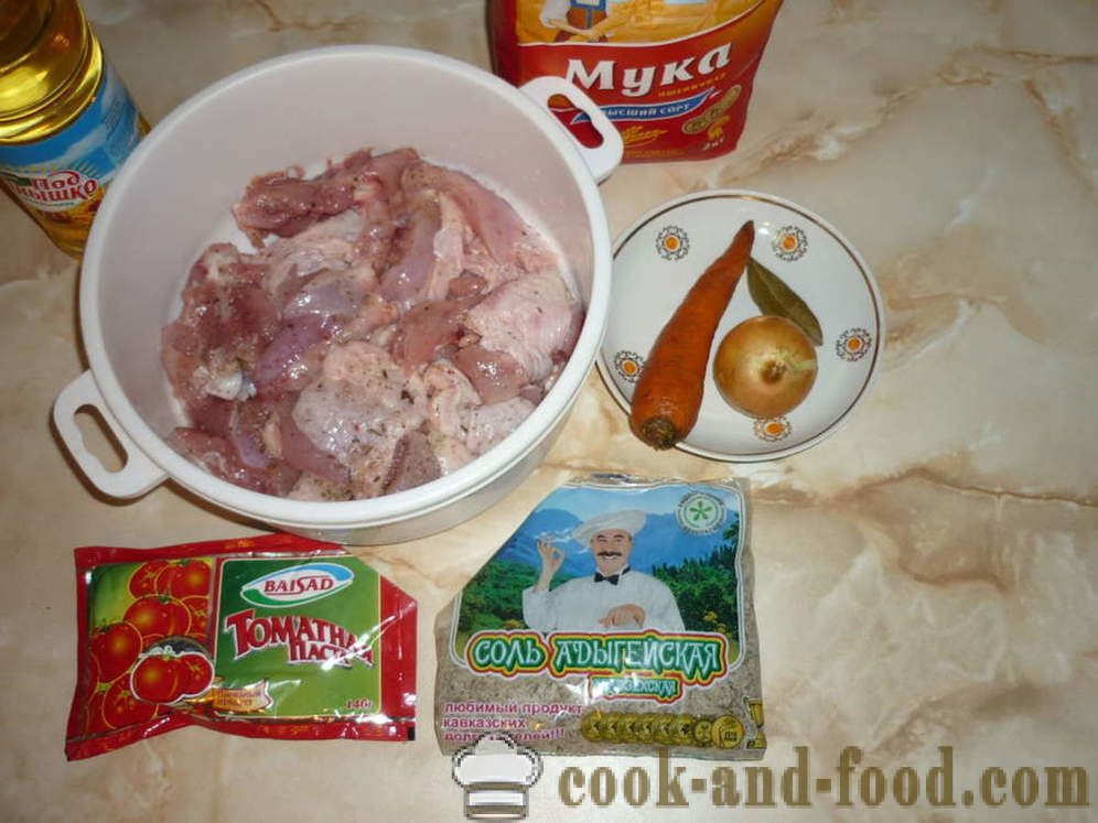 Dušené kuřecí v rajčatové omáčce - obojí lahodný vařit kuřecí guláš, krok za krokem recept fotografiích