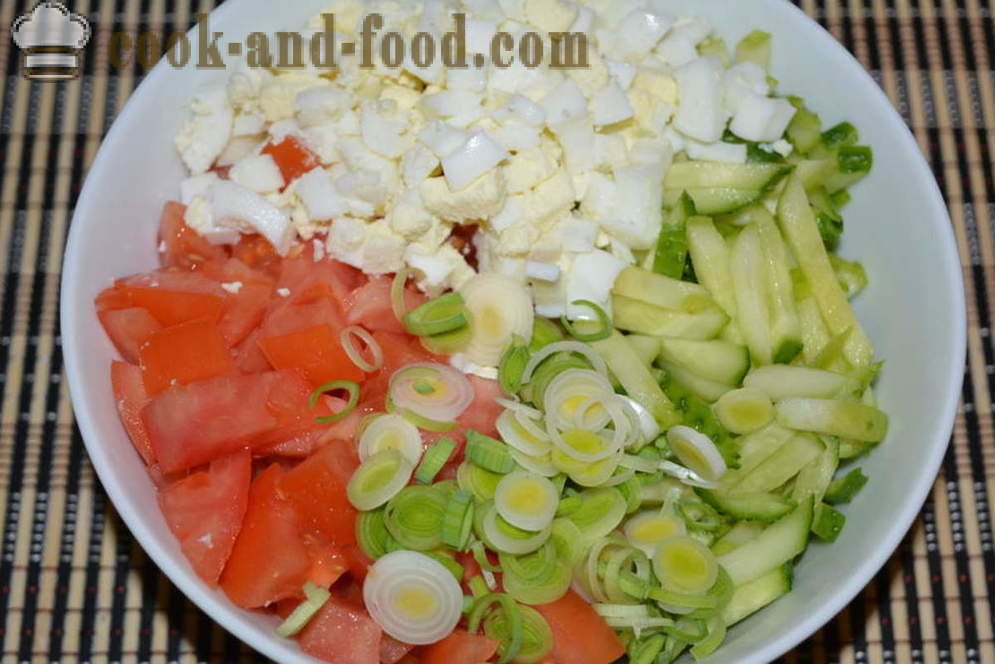 Jednoduchý salát z čerstvé okurky a rajčata s vajíčkem a pórkem - jak vařit zeleninový salát s majonézou, krok za krokem recept fotografiích