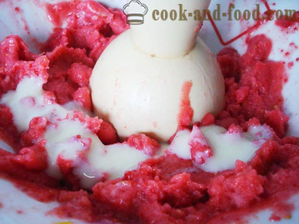 Krémová jahodová zmrzlina z mraženého ovoce a kondenzované mléko - jak dělat rychlé domácí zmrzlina s jahodami, krok za krokem recept fotografiích