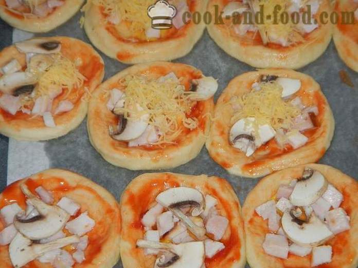 Mini pizzy s těsto v troubě - jak vytvořit mini-pizzu doma, krok za krokem recept fotografiích