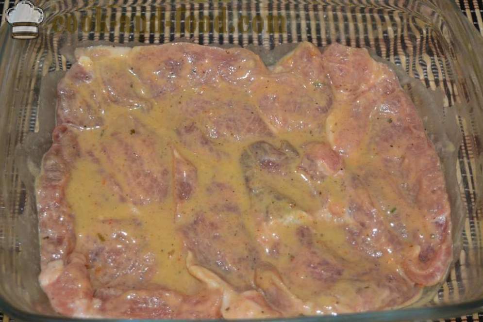 Vepřové maso pečené v troubě s houbami a sýrem - jako vepřové pečeně v troubě, se krok za krokem recept fotografiích