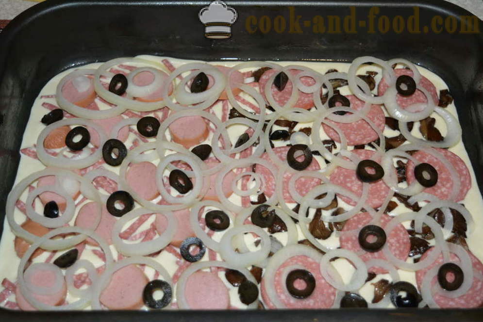 Rychlá pizza se zakysanou smetanou a majonézou omáčkou s klobásou a houbami - jak vařit pizzu doma v troubě, se krok za krokem recept fotografiích