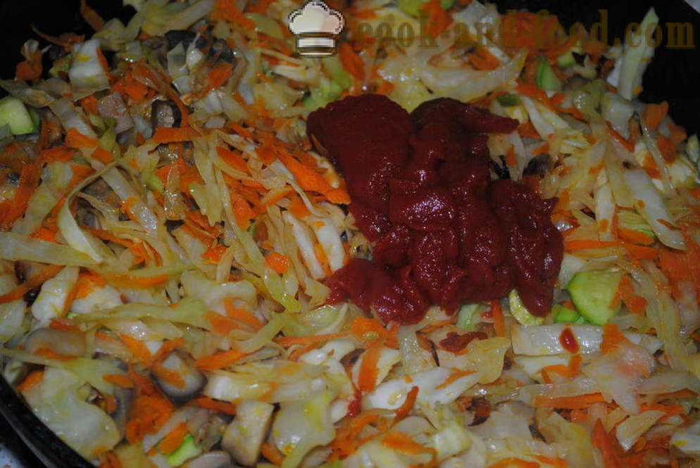 Dušené zelí s houbami a rajčatovým protlakem v pánvi - jak vařit lahodné dušené zelí, krok za krokem recept fotografiích