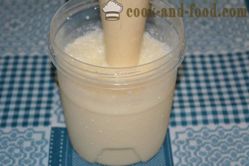 Mléčný koktejl se zmrzlinou a banán v mixéru - Jak si vyrobit koktejl doma krok za krokem recept fotografiích