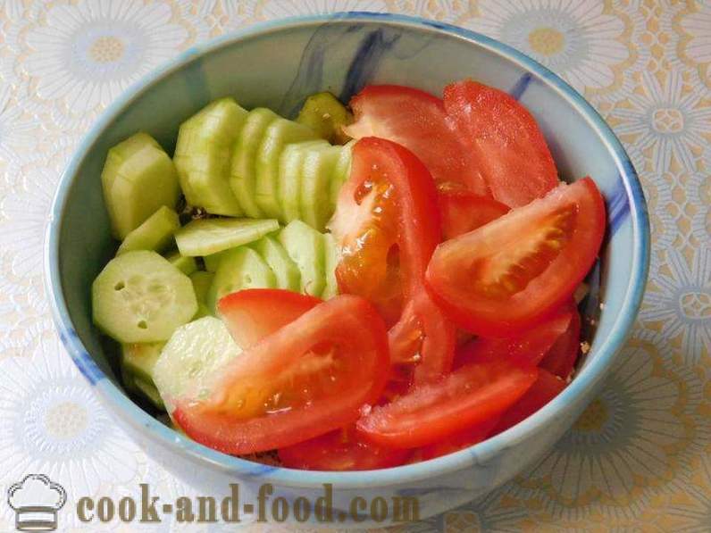 Rolník salát se sýrem, okurek a rajčat na oběd či večeři - Jak připravit zeleninový salát se sýrem recept s fotografií