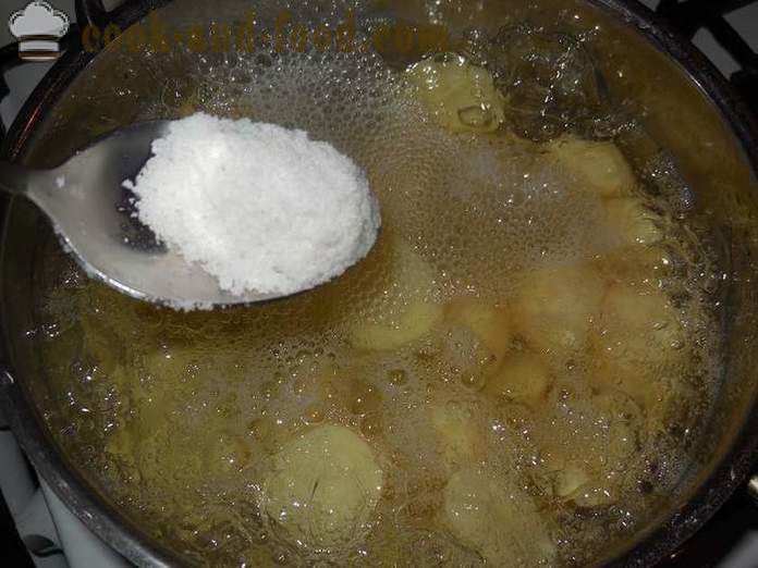 Lahodné nové brambory v zakysanou smetanou s koprem a česnekem - jak vařit lahodný nové brambory, jednoduchý recept s fotografií