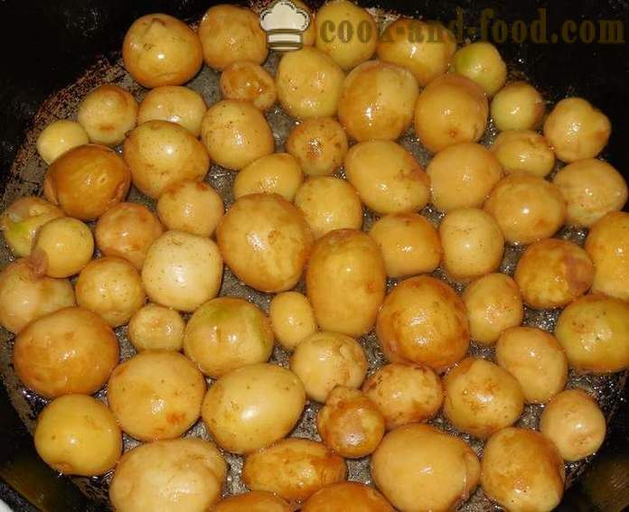 Malé nové brambory pečené celek na pánvi s česnekem a koprem - jak se čistí a vaří malé nové brambory, recept s fotografií