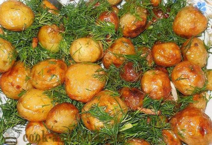 Malé nové brambory pečené celek na pánvi s česnekem a koprem - jak se čistí a vaří malé nové brambory, recept s fotografií