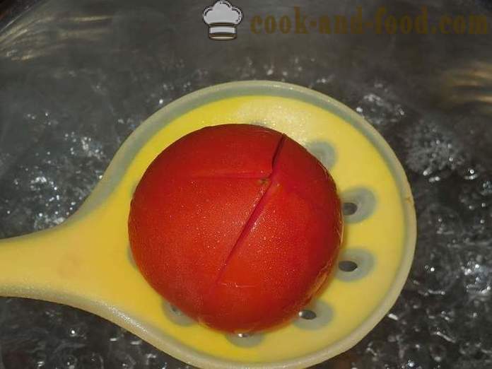 Rychlé solené rajčata s česnekem a bylinkami v pánvi - recept na nakládaný rajčat, s fotkami