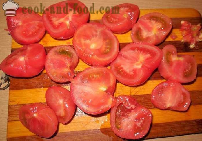 Rychlé solené rajčata s česnekem a bylinkami v pánvi - recept na nakládaný rajčat, s fotkami