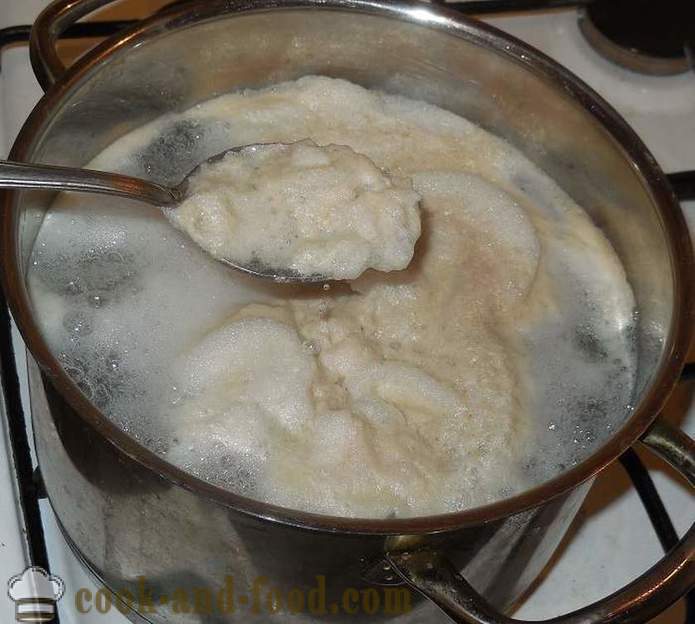 Polévka s knedlíčky v masový vývar - Jak se dělá knedlíky vejce a mouku - krok za krokem recept fotografiích