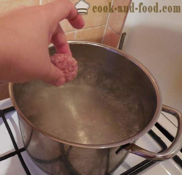 Polévka s knedlíčky z mletého masa a krupice - jak vařit polévku a karbanátky - krok za krokem recept fotografiích