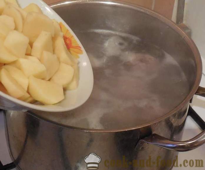 Polévka s knedlíčky z mletého masa a krupice - jak vařit polévku a karbanátky - krok za krokem recept fotografiích