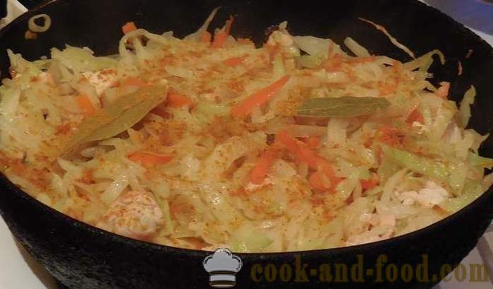 Dušené zelí s kuřecím masem, zeleninou a kari - Jak vařit dušené zelí s masem kuřete - krok za krokem recept fotografiích