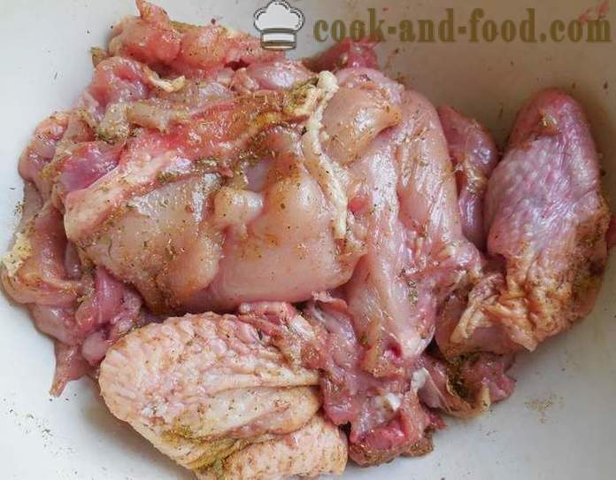 Grilování kuře na grilu - chutné a šťavnaté špízy s kuřecím masem v rajčatové omáčce - krok za krokem recept fotografiích