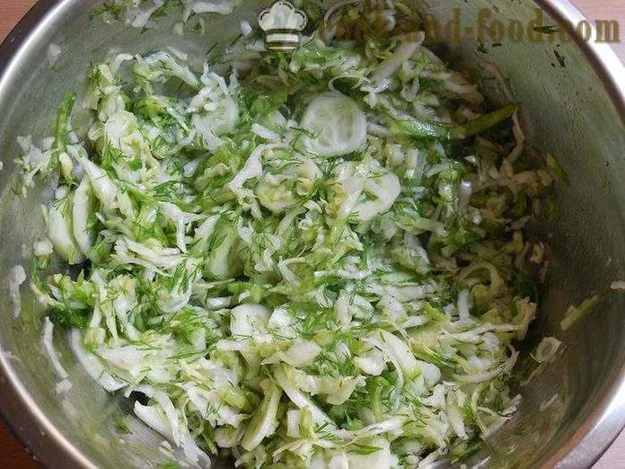 Lahodný salát z mladého zelí a okurky s octem a slunečnicový olej - krok za krokem recept fotografiích