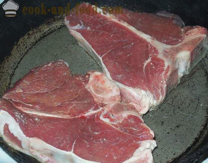 Chutné a šťavnaté hovězí steak nebo vepřové Ti Bon - vaření plné pečeného masa - krok za krokem recept fotografiích