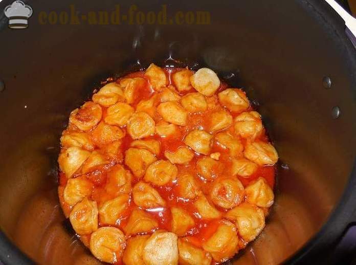 Knedlíky v multivarka dušené v omáčce z zakysanou smetanou a rajčaty - jak vařit knedlíky v multivarka - jednoduchý recept s fotografií