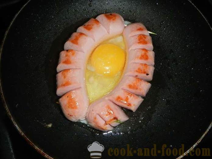 Lahodné a krásné vajíčka s klobásou ve člunu na snídani - jak vařit smažená vejce smažená vejce v pánvi salámu - jednoduchý krok za krokem recept fotografiích