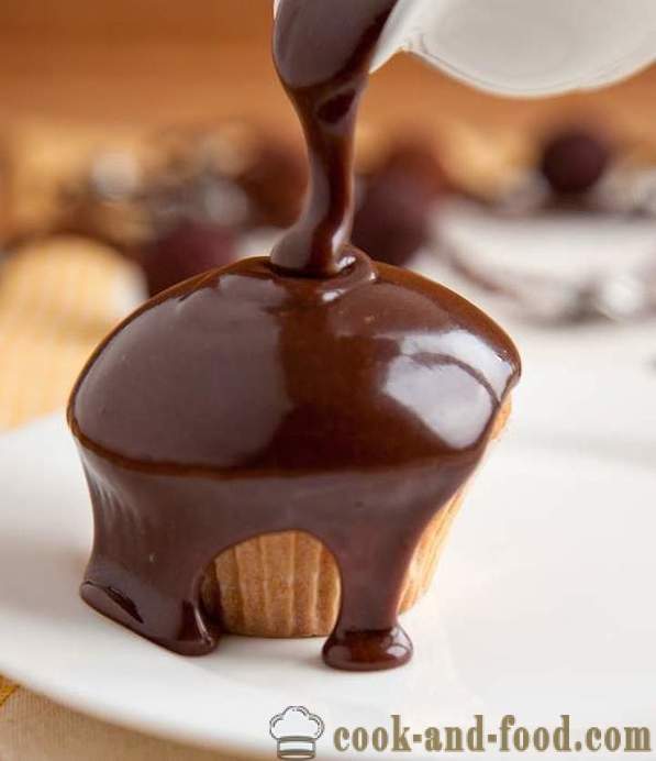 Vařené sladkosti zakysanou smetanou námraza na kakao dort, dort, koláče