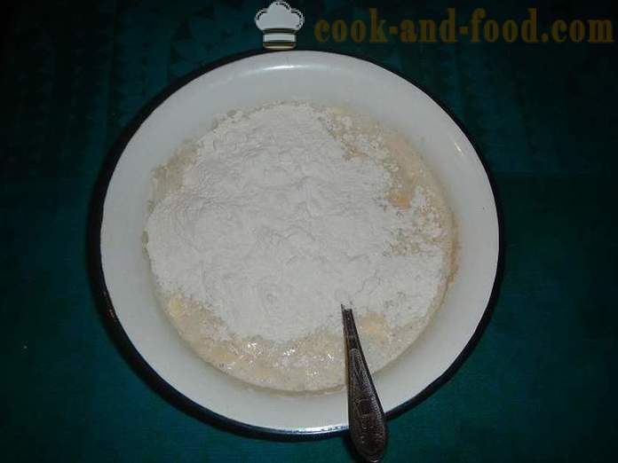 Kvasinkové koláče s třešní v troubě - krok za krokem recept na kynuté těsto pro koláče s sušeného droždí (s fotografií).