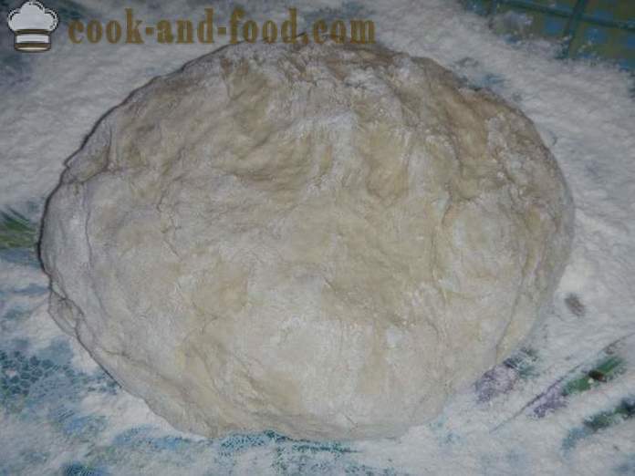 Kvasinkové koláče s třešní v troubě - krok za krokem recept na kynuté těsto pro koláče s sušeného droždí (s fotografií).