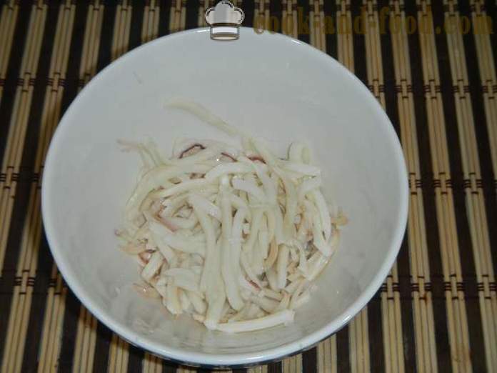 Jednoduchý a lahodný salát s chobotnice, krabí tyčinky a červeným kaviárem - Jak připravit salát z chobotnice s vejcem, krok za krokem recept s fotografiemi.