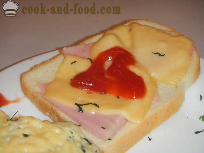 Jednoduché recepty na horké sendviče se sýrem a klobásou ve spěchu