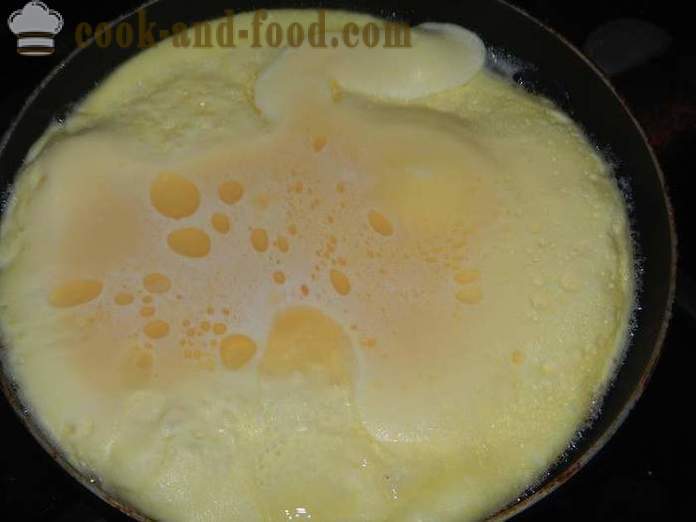 Delicious vzduchu palačinka se zakysanou smetanou v pánvi - jak vařit míchaná vajíčka se sýrem recept krok za krokem s fotografiemi.