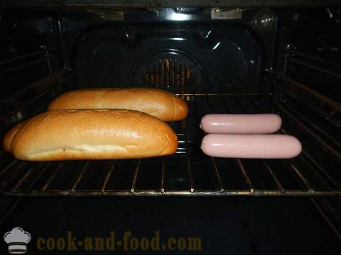 Chutnou domácí hot dog - jak se dělá párek v rohlíku, krok za krokem recept s fotografiemi.