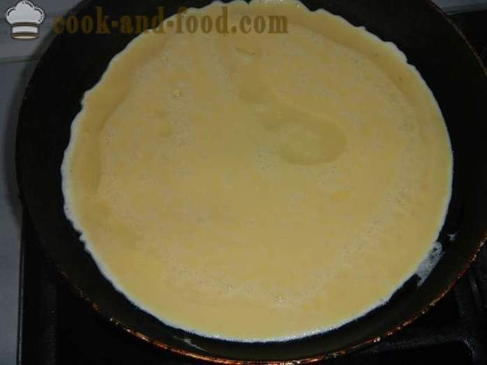 Roll of omelety s krémovým sýrem a jeseterů - jak vařit omletny rolka s nádivkou, krok za krokem recept s fotografiemi.