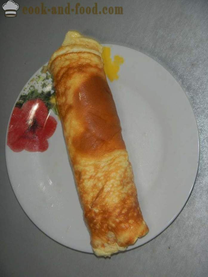 Roll of omelety s krémovým sýrem a jeseterů - jak vařit omletny rolka s nádivkou, krok za krokem recept s fotografiemi.